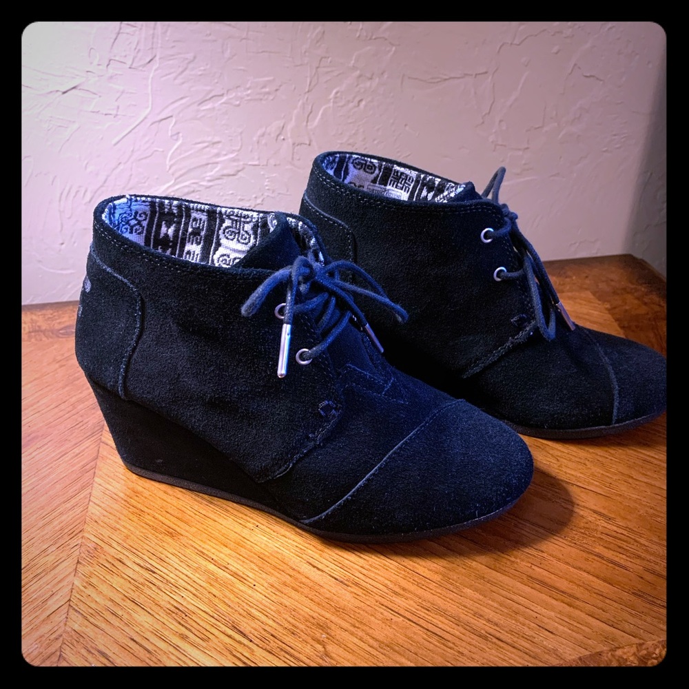 TOMS black wedge lace up ankle booties- size 7
